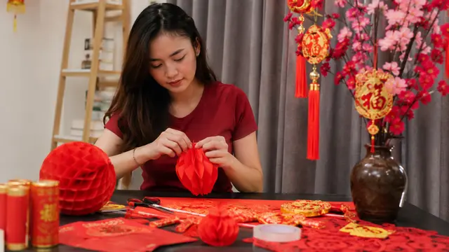 Cara Membuat Dekorasi Imlek DIY Sendiri di Rumah. Foto: AI Generated