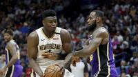 Zion Williamson (baju putih) duel dengan LeBron James pada lanjutan NBA (AP)