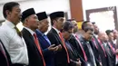Presiden Jokowi dan PM Malaysia Mahathir Mohamad melakukan salat Jumat bersama di Masjid Jami' Baitussalam, Istana Bogor, Jawa Barat, Jumat (29/6). Kunjungannya ke Indonesia adalah yang pertama kalinya usai terpilih kembali. (Liputan6.com/Pool/Wihdan)