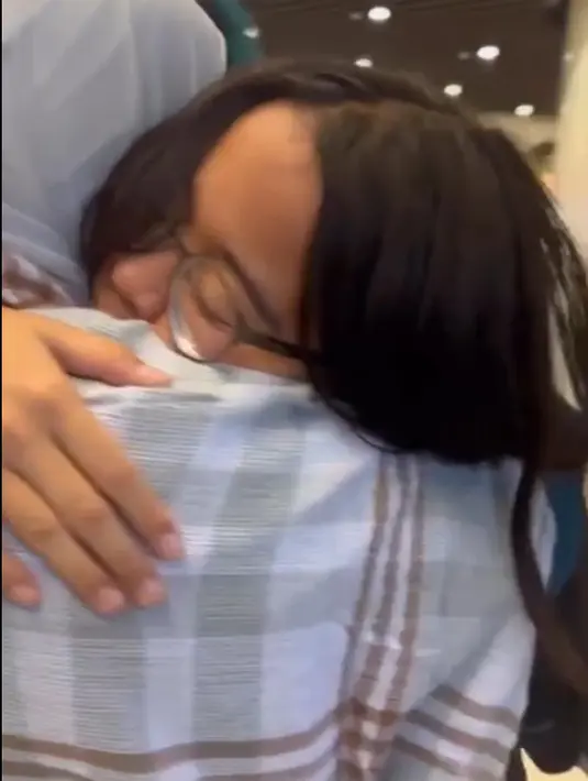 Perpisahan nan mengharukan sempat diabadikan oleh Uya Kuya dan Astrid Kuya. Anak sulung Uya tampak memeluk erat sang ibu sebelum kembali berpisah. [Instagram/astridkuya]