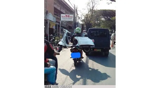 6 Potret Nyeleneh Orang Bawa Barang di Motor Ini Kocak