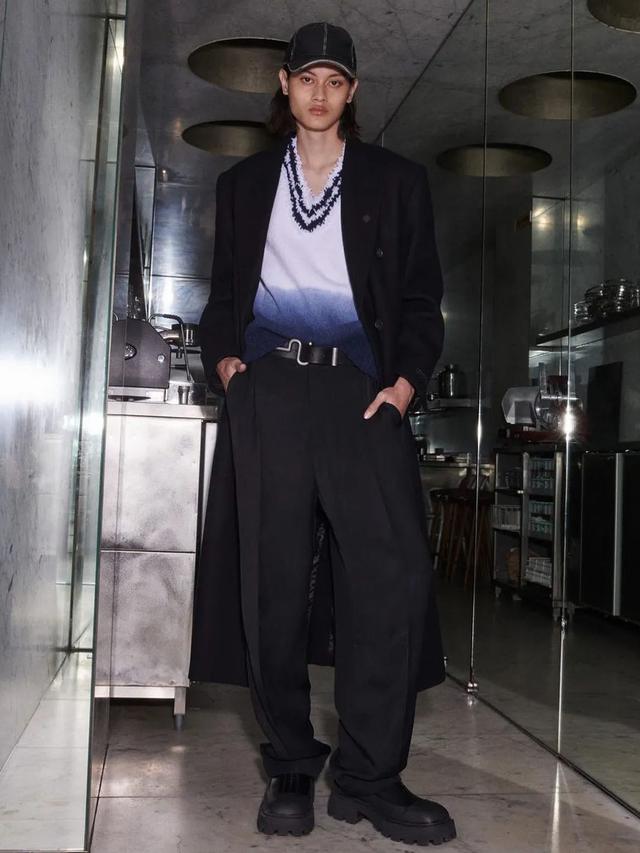 6 Potret Rizal Rama, Model Indonesia yang Tampil di Paris Fashion Week 2022