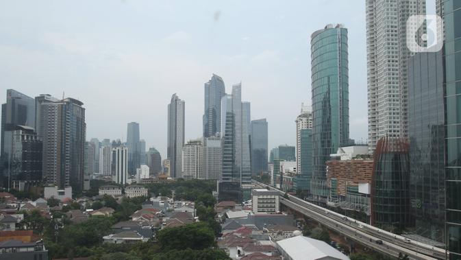 Deretan gedung bertingkat terlihat dari jendela gedung pencakar langit di kawasan Jakarta, Kamis (26/12/2019). Pemerintah memproyeksi pertumbuhan ekonomi tahun depan di kisaran 5,2%, berada di bawah target APBN 2020 sebesar 5,3%.  (Liputan6.com/Angga Yuniar)