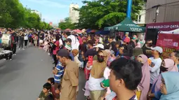 Sejak pagi hari kawasan di sepanjang Jalan Sudirman, Makassar telah ramai dipadati warga yang memanfaatkan kegiatan Car Free Day di akhir pekan. (Procomm Surya Citra Media)