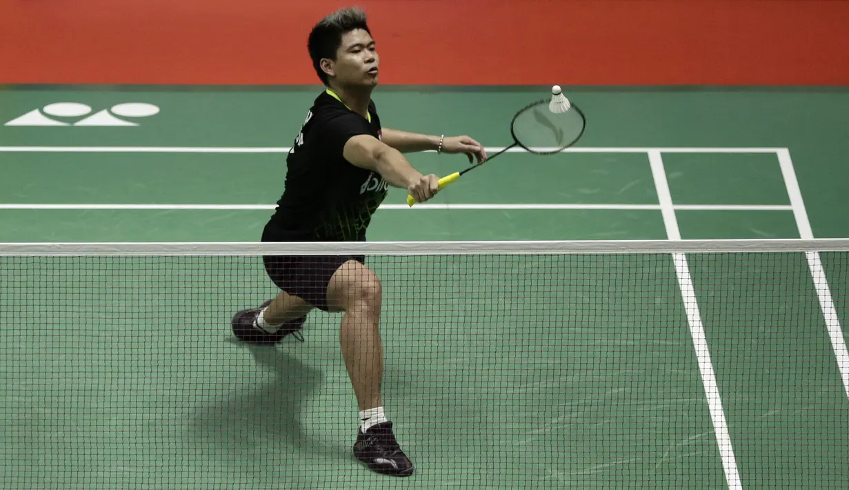 Ganda Campuran Indonesia, Praveen Jordan, saat menghadapi pasangan Taiwan Lee Yang/Yang Ching Tun pada laga Indonesia Masters 2020 di Istora, Jakarta, Kamis (16/1). Praveen/Melati menang 20-22, 21-12 dan 21-12. (Bola.com/Yoppy Renato)