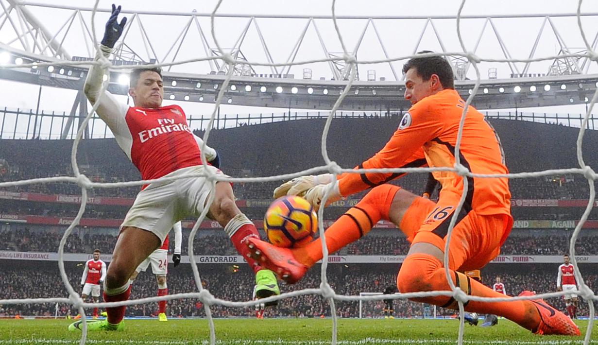 Pemain Arsenal, Alexis Sanchez (kiri) memborong dua gol saat timnya mengalahkan HUll City pada laga Premier League pekan ke-25 di Emirates Stadium, (11/2/2017). (EPA/Facundo Arrizabalaga)