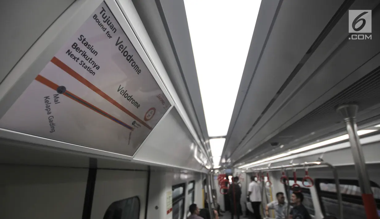 Layar digital penunjuk jalan terpasang di setiap pintu masuk gerbong LRT, Jakarta, Senin (20/8).  Berbagai fasilitas LRT seperti bangku dari stainless steel, ruang khusus disabilitas dan bayi guna menunjang kenyamanan. (Merdeka.com/Iqbal S. Nugroho)