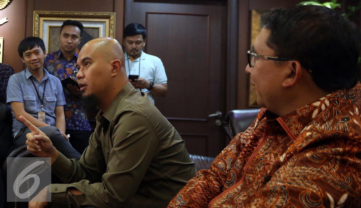 Ahmad Dhani saat memberikan keterangan kepada awak media di Gedung Nusantara III DPR, Kompleks Parlemen, Jakarta, Senin (28/11). Kasus tersebut terkait Orasi Dhani yang diduga menghina Presiden saat demo 4 November pekan lalu. (Liputan6.com/Johan Tallo)
