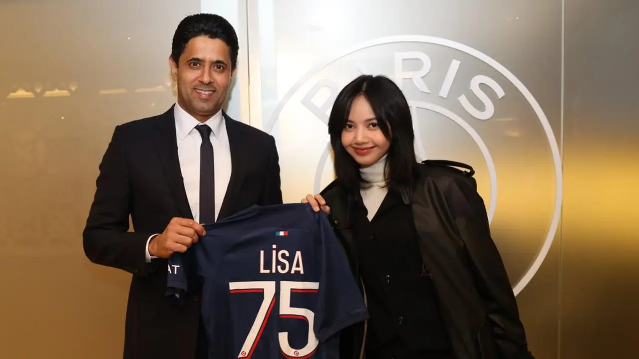 Potret Lisa BLACKPINK Nonton Pertandingan Sepakbola di Paris, Pukau Fans dengan Outfit Kasual dan Makeup Tipisnya
