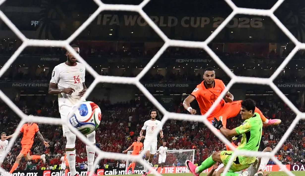 Penyerang Belanda Cody Gakpo mencetak gol pertama timnya selama pertandingan sepak bola babak 32 besar Piala Dunia 2026 antara Belanda dan Maroko di Stadion Monterrey di Guadalupe, Meksiko, Senin (29/06/2026). (AFP/ Alfredo Estrella)