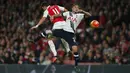 Pemain Arsenal Mesut Ozil berebut bola dengan pemain Tottenham Hotspur Kyle Walker pada lanjutan Liga Premier Inggris  di Stadion Emirates, London, Inggris, Minggu (8/11/2015). Arsenal bermain imbang 1-1.   (Reuters / Eddie Keogh)