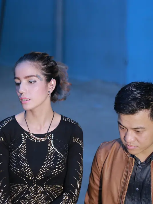 "Sudah terlambat. Selama ini kemana saja. Selama ini saya udah membesarkan sendiri anak-anak, dia menelantarkan saya," ujar perempuan penggemar tato itu. (Adrian Putra/Bintang.com)