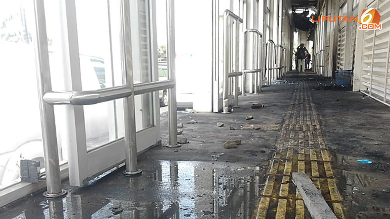 halte-busway-buaran-131011b.jpg