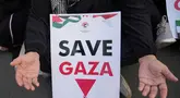 Seorang pengunjuk rasa berdoa dalam sebuah aksi unjuk rasa mendukung Palestina di Gaza, di luar Kedutaan Besar Amerika Serikat di Jakarta, Minggu, 6 Oktober 2024. (AP Photo/Dita Alangkara)