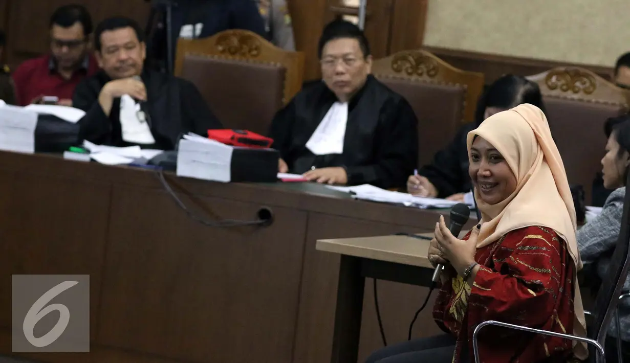 Ahli Hukum Pidana dan Kriminolog UI, Eva Achjani Zulfa (kanan) saat memberi kesaksian dalam sidang ke-22, kasus kematian Mirna Wayan Salihin di Pengadilan Negeri Jakarta Pusat, Jakarta, Senin (19/9). (Liputan6.com/Helmi Afandi)