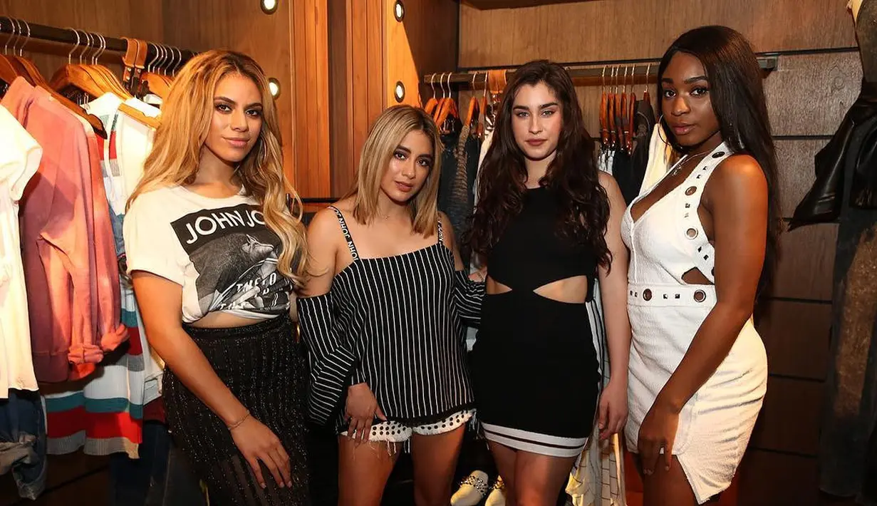 "Camila merasa sedih karena harus meninggalkan grup itu untuk mengejar impiannya dan kini mereka melakukan hal yang sama," lanjut sumber. (instagram/fifthharmony)