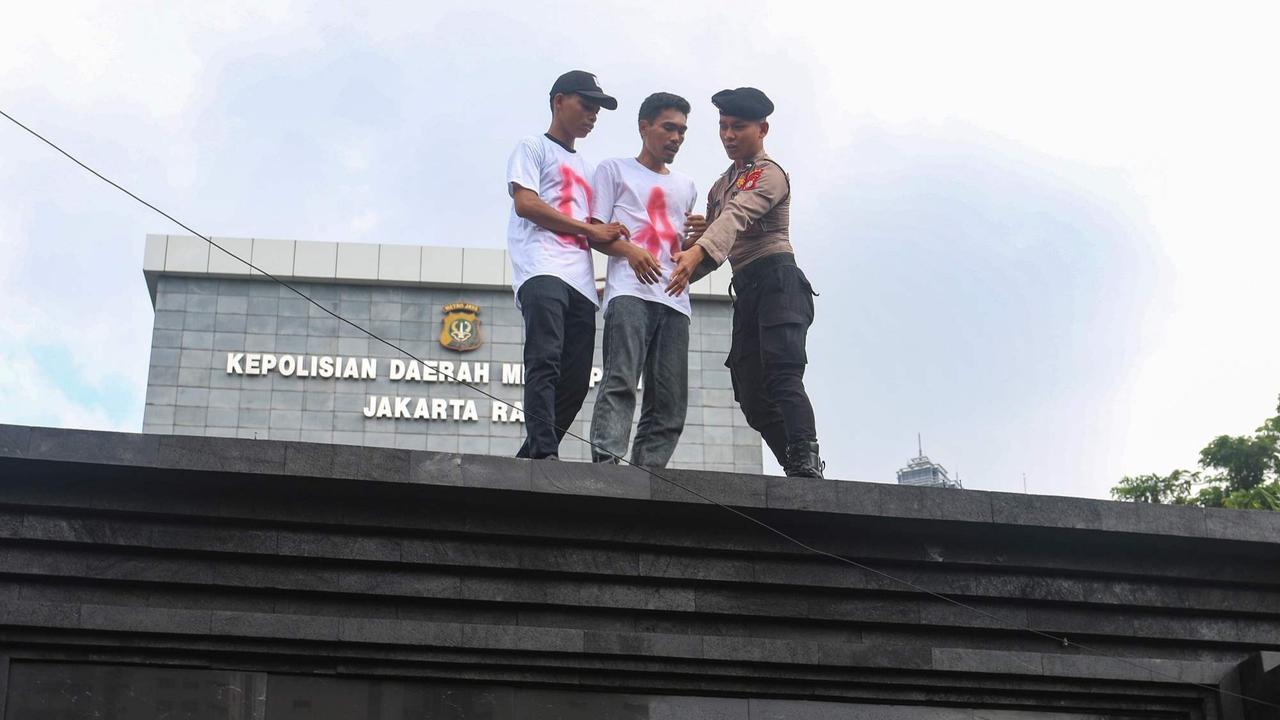 Aksi pengunjuk rasa tuntut polisi adili Jokowi