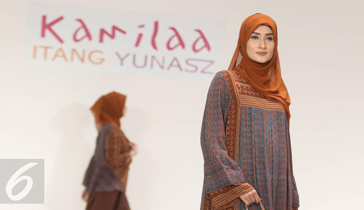 Itang Yunasz mempersembahkan busana muslim santun nan rupawan menjelang Ramadan 2017, Jakarta, Kamis (9/3). Sedikitnya ada 102 koleksi dalam 30 set busana desain baru Itang Yunasz. (Liputan6.com/Immanuel Antonius)