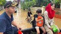 Novita Hardini kunjungi korban banjir dan longsor di Trenggalek. (c) Istimewa