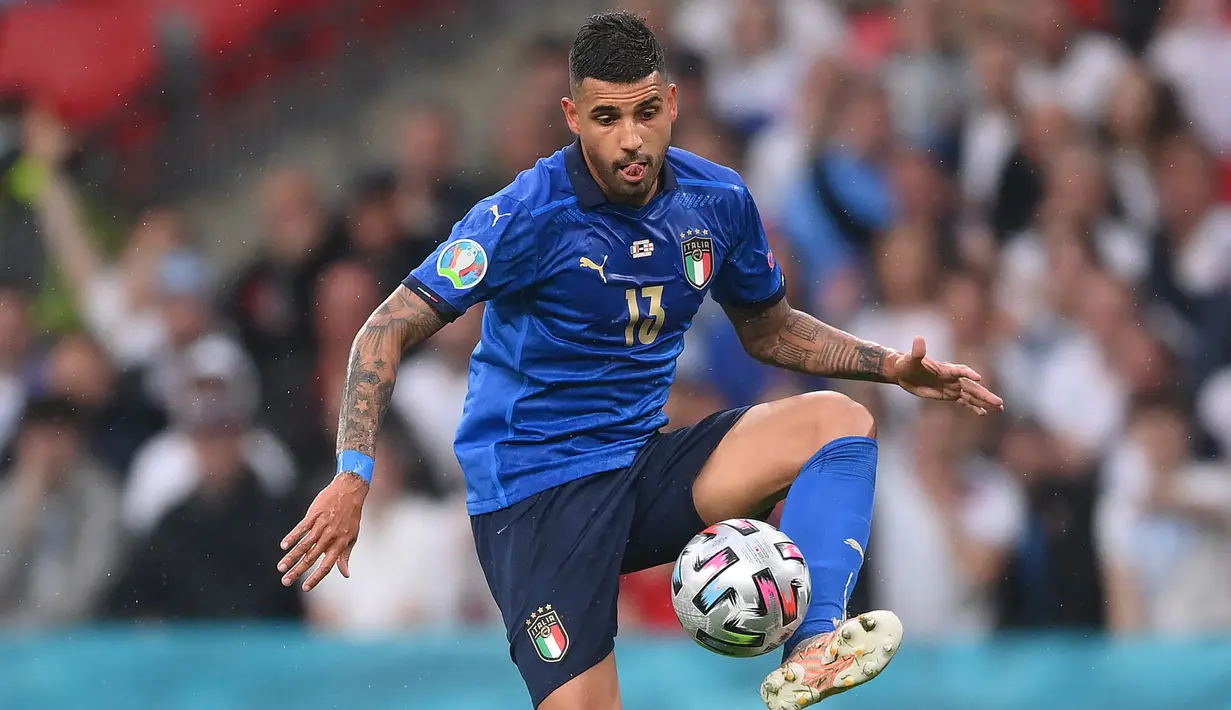 Emerson Palmieri. Ia memutuskan pindah kewarganegaraan menjadi Italia pada tahun 2018 setelah sebelumnya bergabung dengan Palermo sejak tahun 2014. Trofi Piala Eropa diraihnya pada Euro 2020 lalu setelah Italia menang atas Inggris lewat adu penalti. (Foto: AFP/Pool/Laurence Griffiths)