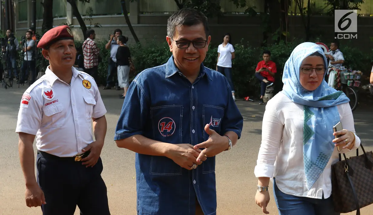 Sekjen Partai Demokrat Hinca Panjaitan saat tiba di rumah Prabowo Subianto di Kertangara, Jakarta, Jumat (28/6/2019). Prabowo mengumpulkan sekjen partai koalisi Adil Makmur untuk membahas beberapa hal usai putusan MK terkait sengketa Pilpres 2019. (Liputan6.com/Angga Yuniar)