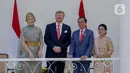 Presiden Joko Widodo didampingi Ibu Negara Iriana dan Raja Belanda Willem Alexander didampingi Ratu Maxima Zorreguieta Cerruti  di beranda Istana Bogor, Selasa (10/3/2020). Kunjungan membahas kerja sama bilateral di bidang ekonomi dan peningkatan sumber daya manusia. (Liputan6.com/Faizal Fanani)