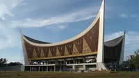 Masjid Raya Sumatera Barat menampilkan arsitektur modern yang tak identik dengan kubah.