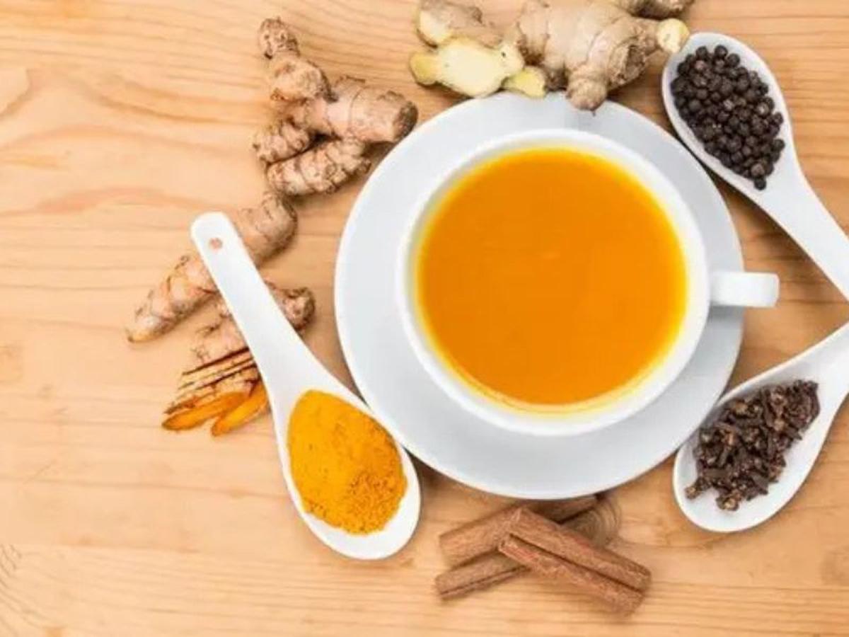 Ilustrasi Minuman Herbal Kunyit dan Lada (Sumber: Getty Images/iStockphoto/ThamKC)
