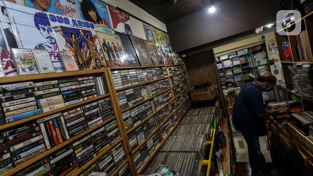 Pecinta musik memilah Piringan Hitam, CD, dan Kaset pita di toko 