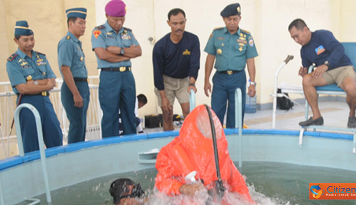 Citizen6, Surabaya: Free escape yang merupakan latihan wajib bagi personil calon pengawak kapal selam tersebut diikuti 12 siswa. Seluruh siswa sudah mempersiapkan dan memakai peralatan yang di gunakan dalam free escape. (Pengirim: Penkobangdikal)