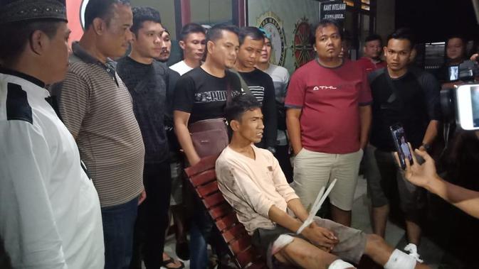 UP ditangkap anggota Polres Muara Enim dan Polsek Gelumbang usai membunuh FR (Dok. Humas Polres Muara Enim / Nefri Inge)