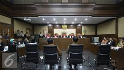 Gubernur DKI Jakarta Basuki T Purnama saat menjalani sidang di Pengadilan Tipikor, Jakarta, Senin (25/7). Sidang kasus suap proyek reklamasi untuk berkas terdakwa mantan Dirut PT Agung Podomoro Land, Ariesman Widjaja. (Liputan6.com/Immanuel Antonius)