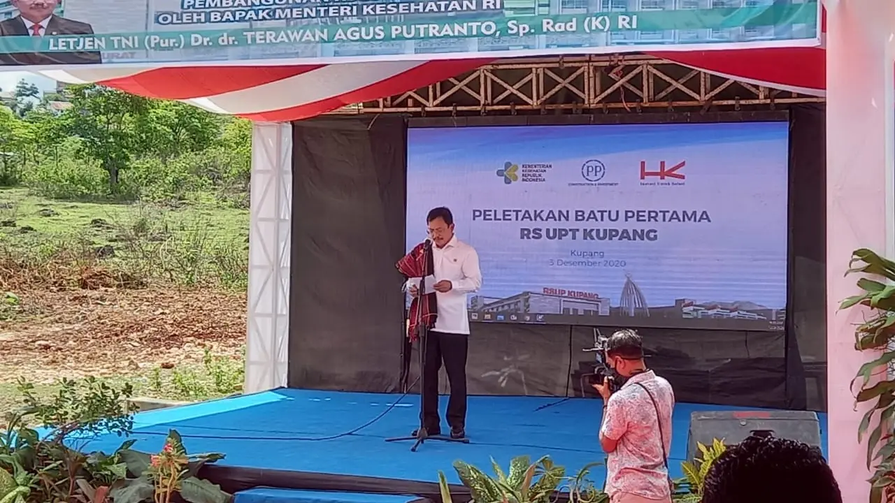 Menteri Kesehatan Terawan Agus Putranto melakukan peletakan batu pertama pembangunan Rumah Sakit Umum Pusat (RSUP) Kupang, Nusa Tenggara Timur (NTT), Kamis (3/12/2020). (Istimewa)