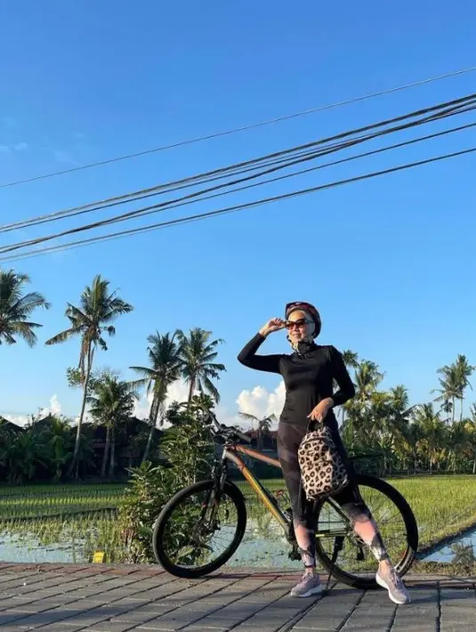 Venna Melinda tampil dengan workout  longsleeve top berkerah turtleneck dan legging pants. [Foto: IG/vennamelindareal].