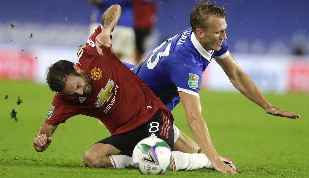 Gelandang Manchester United, Juan Mata, berebut bola dengan bek Brighton, Dan Burn, pada laga Carabao Cup di Stadion Falmer, Kamis (1/10/2020) dini hari WIB. Manchester United menang 3-0 atas Brighton. (Matt Dunham/Pool via AP)