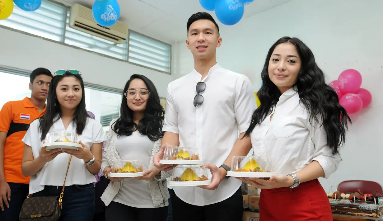 Pada perayaan ulang tahunnya kali ini, bintang sinetron Naila itu didampingi kekasihnya, Indra Priawan Djokosoetono. Sang kekasih baru Niki juga menceritakan tentang pertemuan keduanya hingga menjadi sepasang kekasih. (Daniel Kampua/Bintang.com)