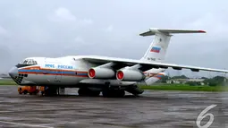 Pesawat militer Rusia telah tiba di Lanud Halim Perdanakusuma, Jakarta dan siap membantu tim SAR  mencari AirAsia QZ8501, Minggu (4/1/2015). (Liputan6.com/Andrian M Tunay)
