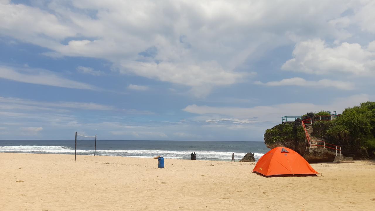 Pantai Ngrumput di Gunungkidul, Yogyakarta.