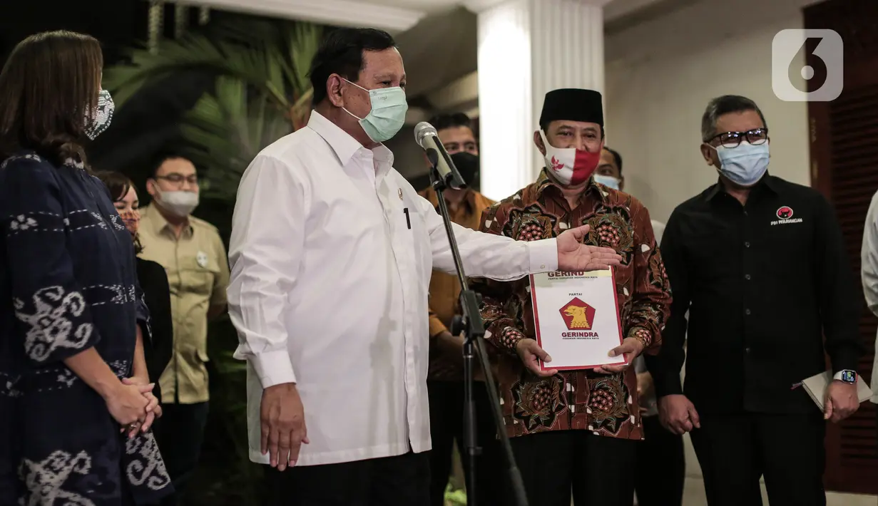 Ketum Partai Gerindra Prabowo Subianto dan Sekjen PDIP Hasto Kristianto memperkenalkan Bakal Calon Walikota Tangerang Selatan di Kertanegara, Jakarta, Senin (20/7/2020). Gerindra mengusung Muhammad dan Rahayu Saraswati Djojohadikusumo untuk maju di Pilwalkot Tangsel 2020. (Liputan6.com/Johan Tallo)