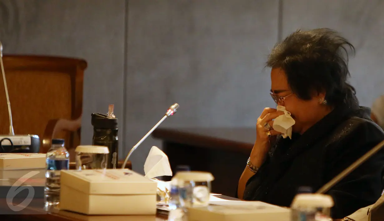 Tangis Rachmawati Soekarnoputri saat mengadukan nasibnya yang dituduh melakukan makar di Gedung DPR Jakarta, Selasa (10/1). Rachmawati datang ke bersama sejumlah tokoh lainnya yamg dituduh telah melakukan perbuatan makar. (Liputan6.com/Johan Tallo)