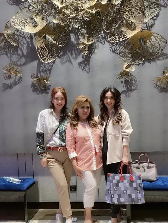 Aksen warna juga menjadi penambah dimensi dan memberikan kesan yang tidak membosankan pada penampilannya.  [Foto: Instagram/ Diana Pungky]