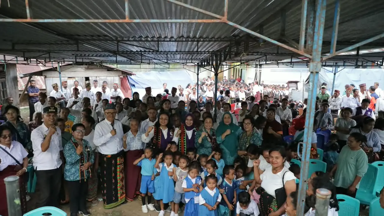 Tim Penggerak Pemberdayaan dan Kesejahteraan Keluarga (TP PKK) dan Tim Pembina Pos Pelayanan Terpadu (Posyandu) Pusat menyalurkan bantuan kepada masyarakat terdampak gempa bumi di Kampung Lalang, Desa Compang Cibal, Kecamatan Cibal Barat, Kabupaten Mangga