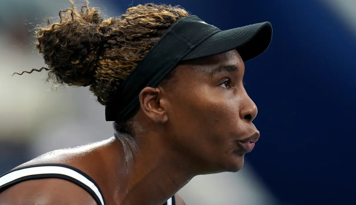 Petenis Amerika Serikat, Venus Williams menunggu servis dari lawannya petenis Ukraina Elina Svitolina pada babak kedua AS Terbuka 2019 di Louis Amstrong Stadium, Rabu (28/8/2019). Venus Williams harus angkat koper lebih awal dari AS Terbuka 2019 usai tumbang dua set 4-6, 4-6. (AP/Michael Owens)
