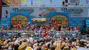 Peserta wanita saat berlomba memakan Hot Dog di Nathan's Famous 4 Fourth of July International Hot Dog-Eating Contest, New York , AS, (4/7). ( REUTERS / Andrew Kelly)