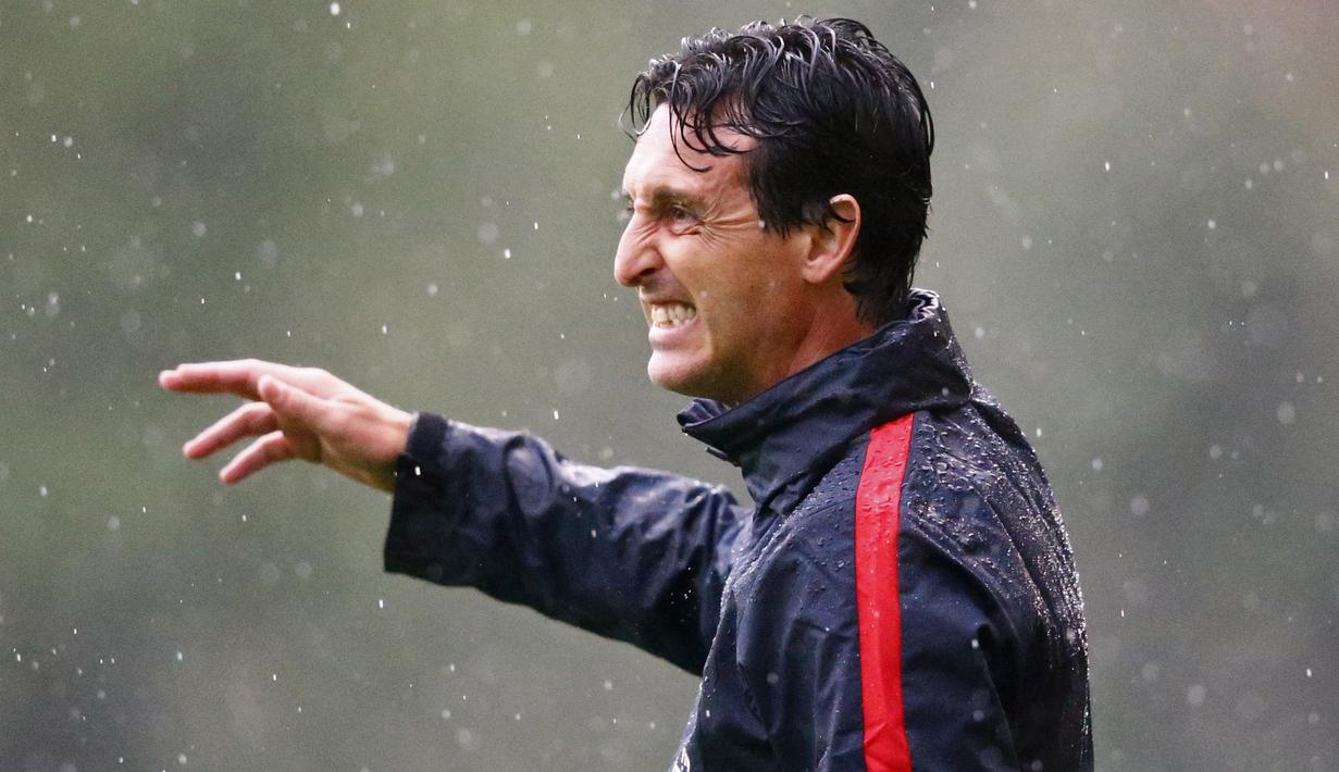 Pelatih Paris St Germain, Unai Emery memberikan instruksi ditengah terjangan hujan saat timnya melawan West Brom pada laga uji coba di Schladming Athletic Area, Austria, (13/7/2016). PSG menang 2-1. (Action Images via Reuters/Dominic Ebenbichler)
