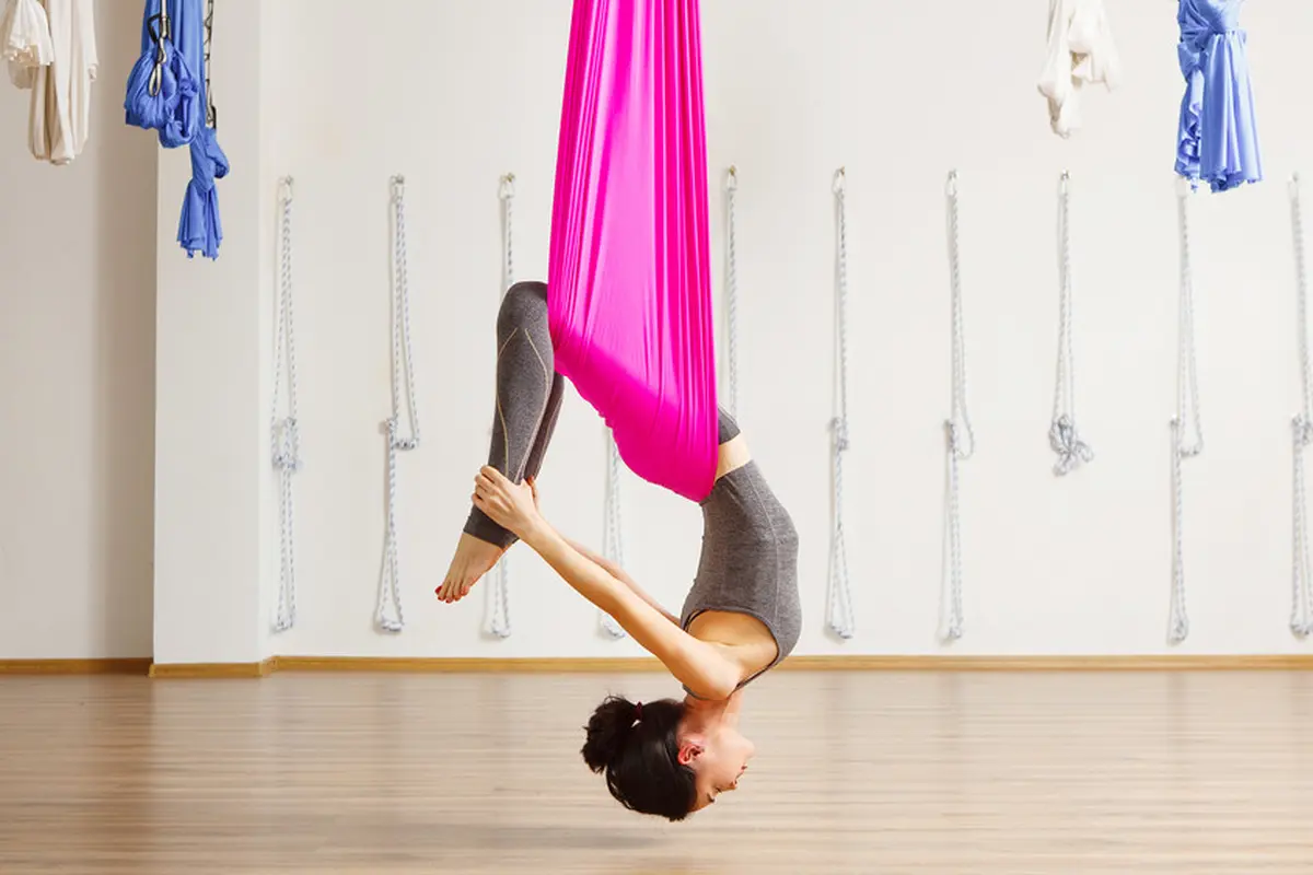 Ilustrasi aerial yoga