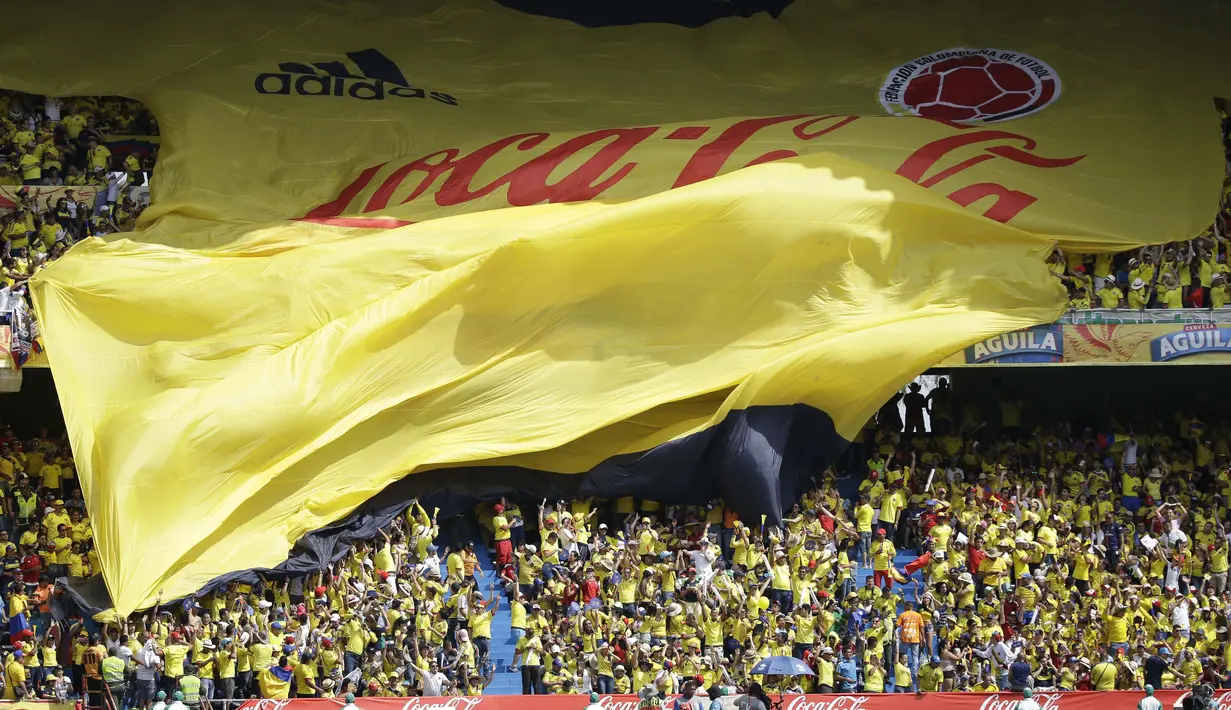 Suporter Kolombia membentangkan jersey raksasa saat timnya melawan Brasil pada kualifikasi Piala Dunia 2018 di Roberto Melendez stadium, Barranquilla, Kolombia, (5/9/2017). Kolombia bermain imbang 1-1 lawan Brasil. (AP/Fernando Vergara)