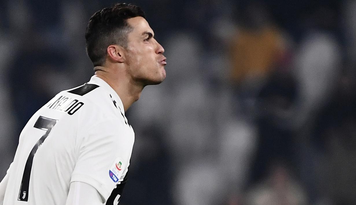 Kini rambut Cristiano Ronaldo tampak lebih dewasa dan rapih saat bermain untuk Juventus tapi tetap keren. (AFP/Marco Bertorello)