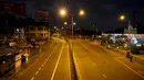 Pemandangan jalan yang sepi dalam foto selama penguncian atau lockdown nasional yang diberlakukan di Kolombo, Sri Lanka, Senin (23/8/2021).  Pemerintah Sri Lanka menerapkan lockdown selama 10 hari ketika kasus corona Covid-19 kembali meningkat. (Ishara S. KODIKARA / AFP)