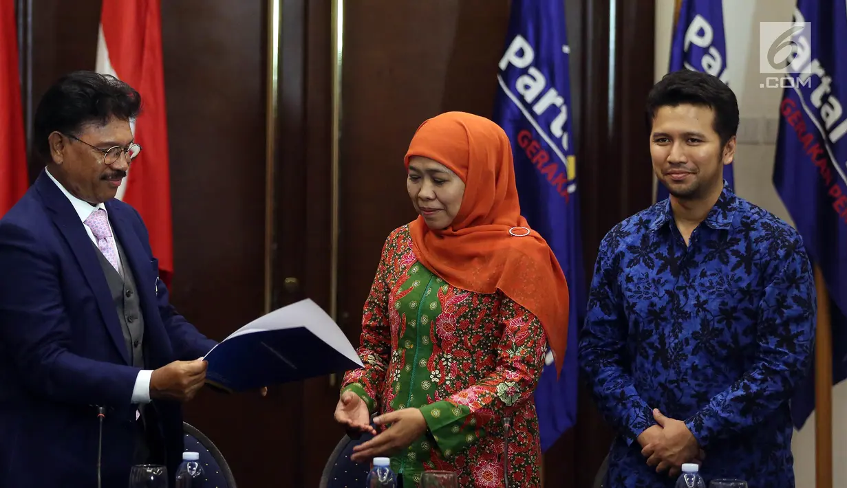 Sekretaris Partai Nasdem, Johnny D Plate memberikan Surat Persetujuan Pasangan Cagub dan Cawagub Jawa Timur kepada Khofifah Indar Parawansa dan Emil Dardak di Kantor Partai Nasdem, Jakarta, Selasa (2/1). (Liputan6.com/Johan Tallo)